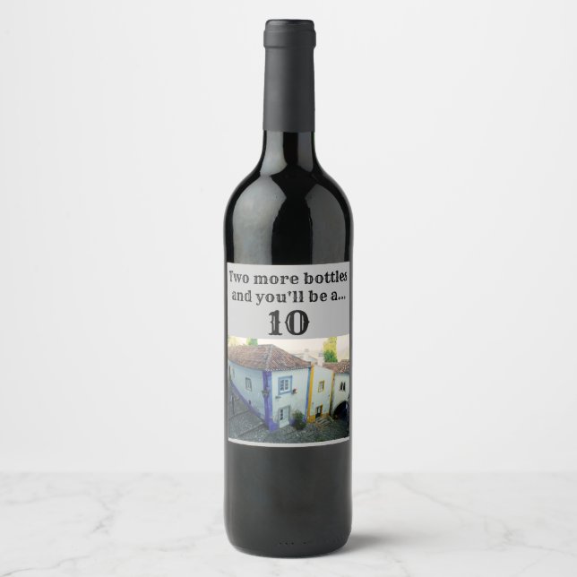 Zwei weitere Flaschen und du wirst 10! Weinetikett (Vorderseite)