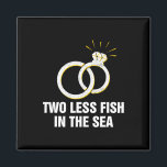 Zwei weniger Fische im Meer Hochzeit Pun Bride und Magnet<br><div class="desc">Zwei weniger Fische im Meer Hochzeit Pub Bride und Groom Joke 1</div>