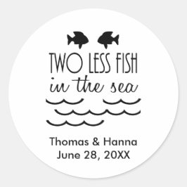 Zwei weniger Fische im Meer Hochzeit Runder Aufkleber