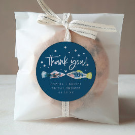 Zwei weniger Fische in den Aufklebern des Brautpar Runder Aufkleber