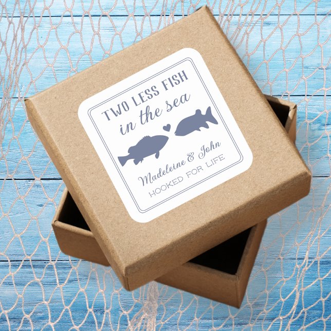 Zwei weniger Fische in der Dusche von Paaren im Me Quadratischer Aufkleber (Two Less Fish In The Sea Couples Shower Square Sticker)