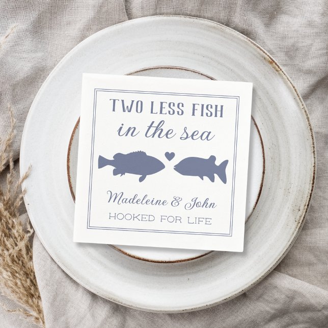 Zwei weniger Fische in der Dusche von Paaren im Me Serviette (Two Less Fish In The Sea Couples Shower Napkins)
