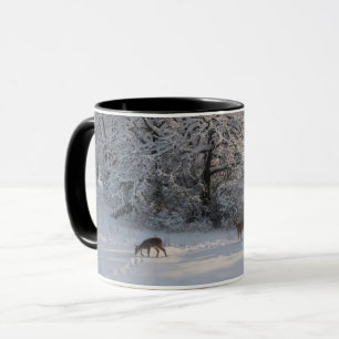 Zwei wilde Hirsche in einer schneebedeckten Wiese Tasse