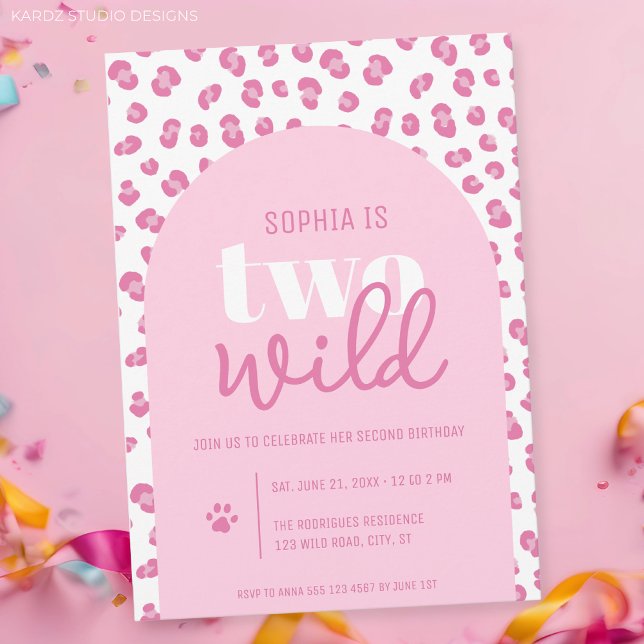 Zwei wilde Mädchen zum zweiten Geburtstag Einladun Einladung (Two Wild, girl´s second birthday pink invitation with a leopard pattern on the background.)