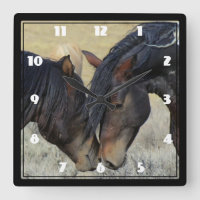 Zwei wilde Nuzzling Pferde Browns