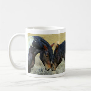 Zwei Wildpferde berühren Nasen-Tasse Tasse