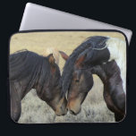 Zwei Wildpferde Laptopschutzhülle<br><div class="desc">Ein Paar braune Wildpferde,  die einen zarten Moment in einem grasbewachsenen Feld teilen. Diese beiden braunen Lackpferde sind leicht zu sehen,  wie sie sich gegenseitig fesselnd füttern und sich gegenseitig in Gesellschaft genießen. Ihre tousgeführten Mähne wehen in der Brise. Power,  Freundlichkeit und Freiheit zeigen. Ideal für Pferdefreunde.</div>