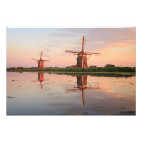 Zwei Windmühlen mit Reflektion bei Sonnenuntergang