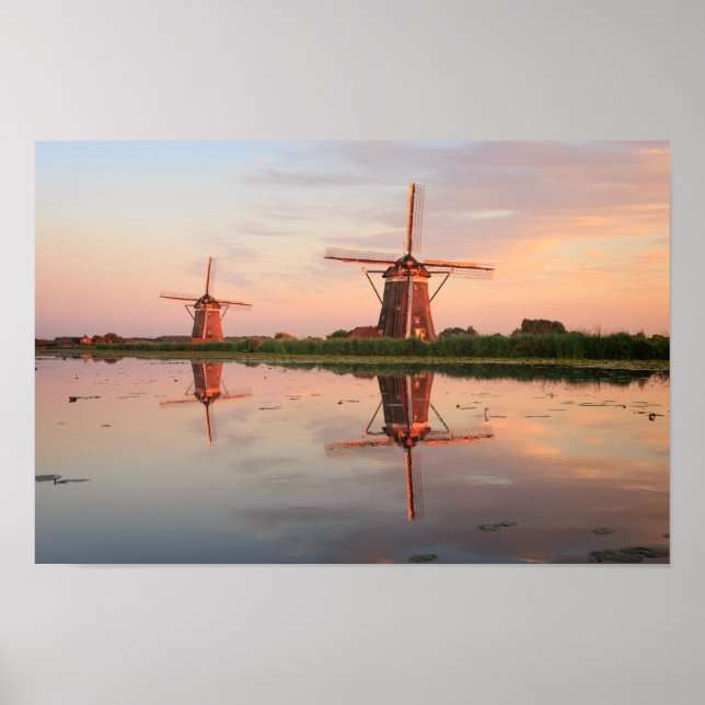 Zwei Windmühlen mit Reflektion bei Sonnenuntergang Poster (Vorne)