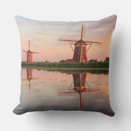 Zwei Windmühlen mit Reflexion am Sonnenuntergang Kissen