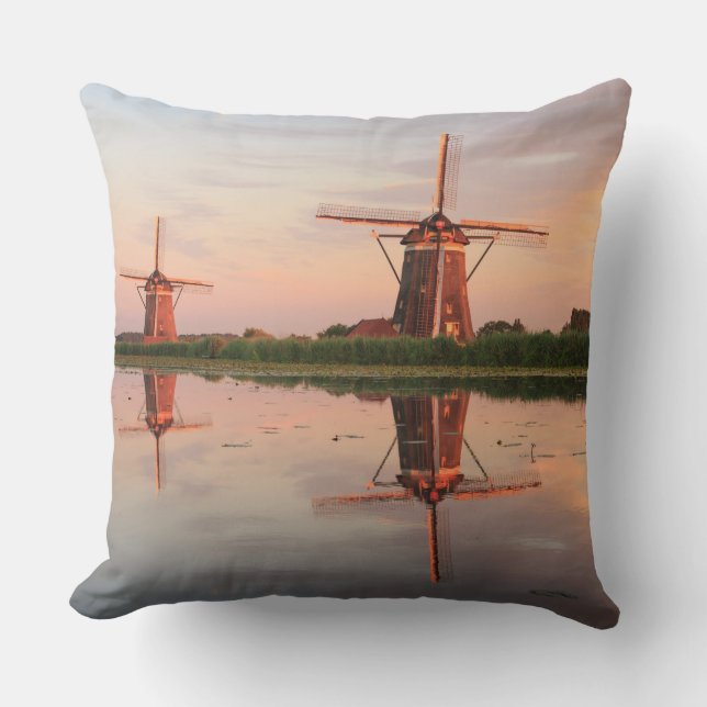 Zwei Windmühlen mit Reflexion am Sonnenuntergang Kissen (Vorderseite)