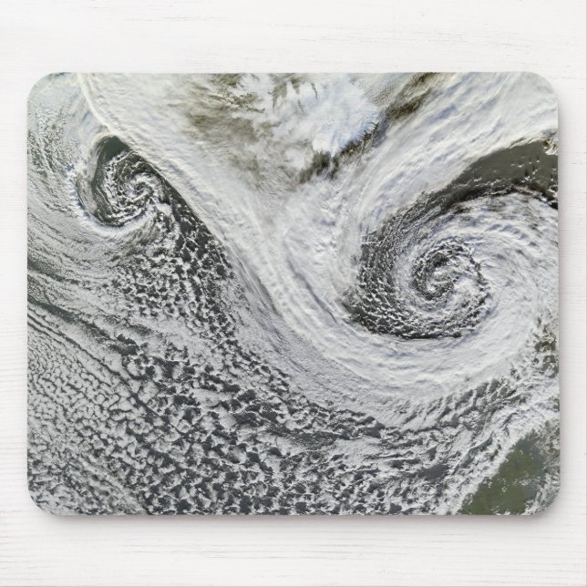 Zwei Zyklone bildeten sich im Tandem südlich von I Mousepad (Vorne)