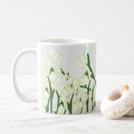 Zweig von weißem Freesia. Kaffeetasse