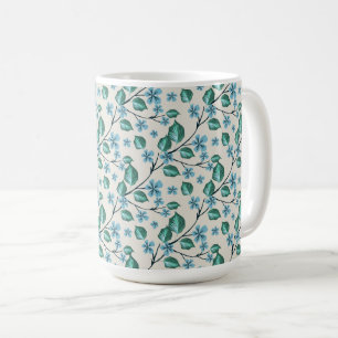 Zweige mit grünen Blättern und blauen Blüten. Kaffeetasse
