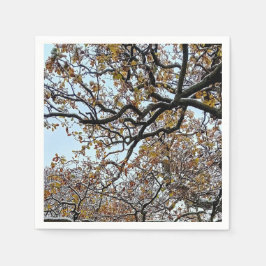 Zweige mit orangefarbenen Blätter und Schnee Serviette