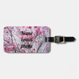 Zweige und Blüten eines Kirchenbaumes Gepäckanhänger