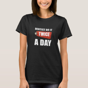 Zweimal täglich Allgemeiner Zahnarzt T-Shirt
