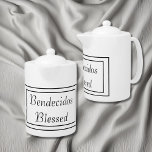 Zweisprachiges Schwarzweiß-Bendecidos-Gesegnetes T<br><div class="desc">Eleganter, zweisprachiger, schwarzer und weißer Spanischer Teekessel mit "Gesegnet" in Englisch und "Bendecidos" in Spanisch; beide sind anpassbar, um in Ihrer eigenen Sprache geschrieben zu werden. Geben Sie ihnen Ihre persönliche Touch, indem Sie Ihre eigene Sprache oder Nachricht hinzufügen. Immer eine tolle Idee, sich selbst oder anderen zu schenken. Für...</div>