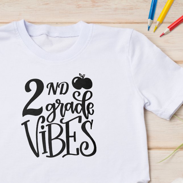 Zweite Schule Vibes T-Shirt (Start the school year off with some fun with this cute back to school shirt.)