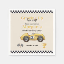 Zweites Kind von zwei schnellen gelben Rennwagen