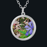 Zwergiris mit Haube Versilberte Kette<br><div class="desc">Zwergiris mit Haube am See-PfeilspitzenhinterFoto durch Sandy Closs beim im Mai wandern. Die schöne,  bunte blaue lila wilde Iris,  die auf dem Holz wächst,  nähert sich diesem klaren blauen Nordgeorgia See. Blumen,  mit Blumen,  Wildblumen,  Hochzeit,  Beileid,  Geburtstag,  Partylavendelweiß "der Mutter Tages"</div>