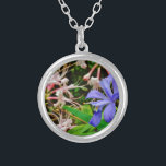 Zwergiris mit Haube Versilberte Kette<br><div class="desc">Zwergiris mit Haube am See-PfeilspitzenhinterFoto durch Sandy Closs beim im Mai wandern. Die schöne,  bunte blaue lila wilde Iris,  die auf dem Holz wächst,  nähert sich diesem klaren blauen Nordgeorgia See. Blumen,  mit Blumen,  Wildblumen,  Hochzeit,  Beileid,  Geburtstag,  Partylavendelweiß "der Mutter Tages"</div>