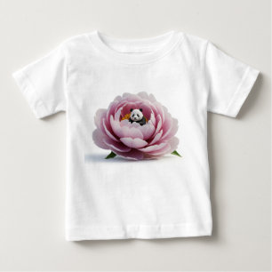 Zwergpanda ruht in taufeuchter Päonie Baby T-shirt