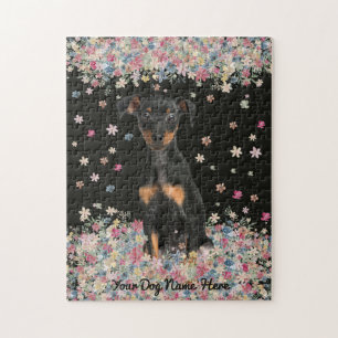 Zwergpinscher sitzt Blumenland Puzzle