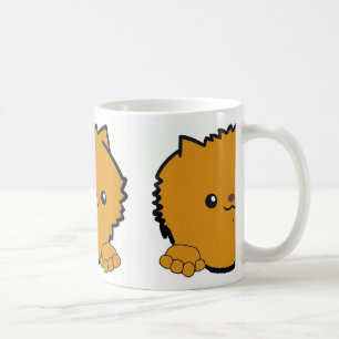 Zwergspitz schaut orange tasse