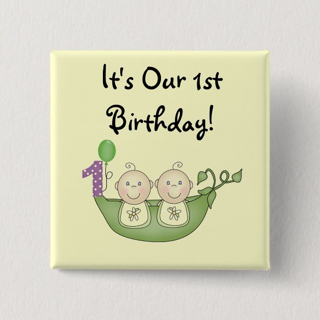 Zwillings-Erbsen in einem Hülsen-ersten Geburtstag Button (Vorderseite)