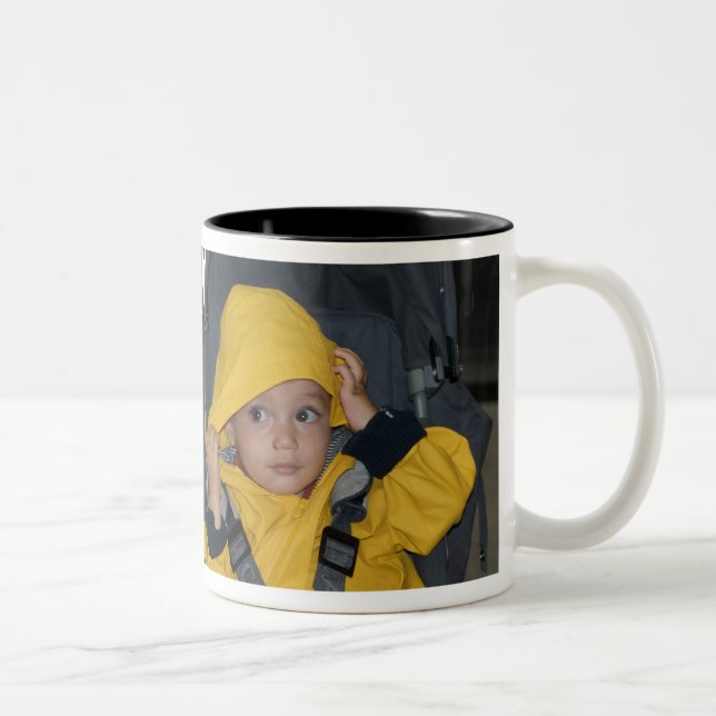 Zwillings-regnerischer Tag Zweifarbige Tasse (Rechts)