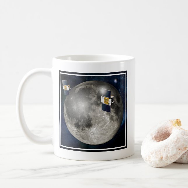 Zwillingsgras-Raumsonde, die den Mond umkreisen. Kaffeetasse (Mit Donut)