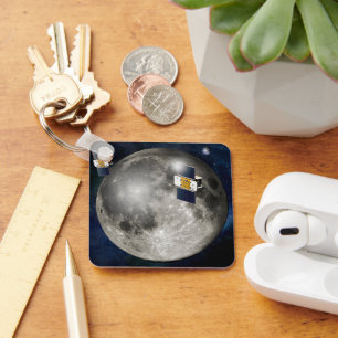 Zwillingsgras-Raumsonde, die den Mond umkreisen. Schlüsselanhänger