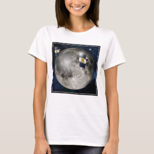 Zwillingsgras-Raumsonde, die den Mond umkreisen. T-Shirt