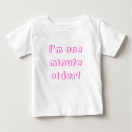 Zwillingsmädchen Ich bin eine Minute älter! Baby T-shirt