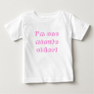 Zwillingsmädchen Ich bin eine Minute älter! Baby T-shirt