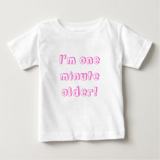 Zwillingsmädchen Ich bin eine Minute älter! Baby T-shirt