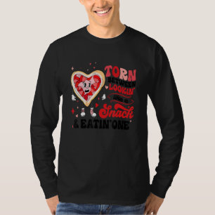 Zwischen Aussehen wie ein Snack und einem Essen hi T-Shirt