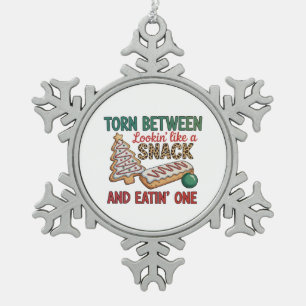 Zwischen dem Aussehen wie ein Snack und dem Verzeh Schneeflocken Zinn-Ornament