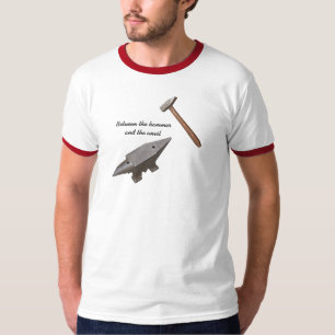 Zwischen dem Hammer und dem Ambosse T-Shirt