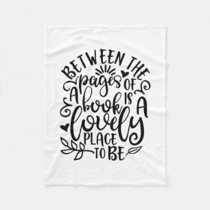 Zwischen den Seiten eines Buches zum Lesen von Leh Fleecedecke