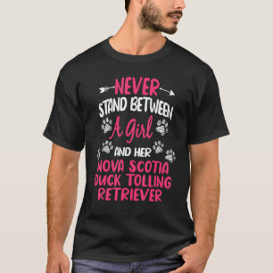 Zwischen einem Mädchen und ihrem Nova Scotia Duck T-Shirt