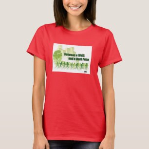 Zwischen einem Weg und einem harten Schritt T-Shirt