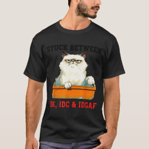 Zwischen Idk Idc Idgaf lustiger Katzenliebhaber st T-Shirt