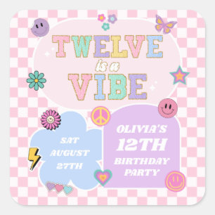 Zwölf ist ein Vibe Preppy Patch 12. Geburtstagspar Quadratischer Aufkleber