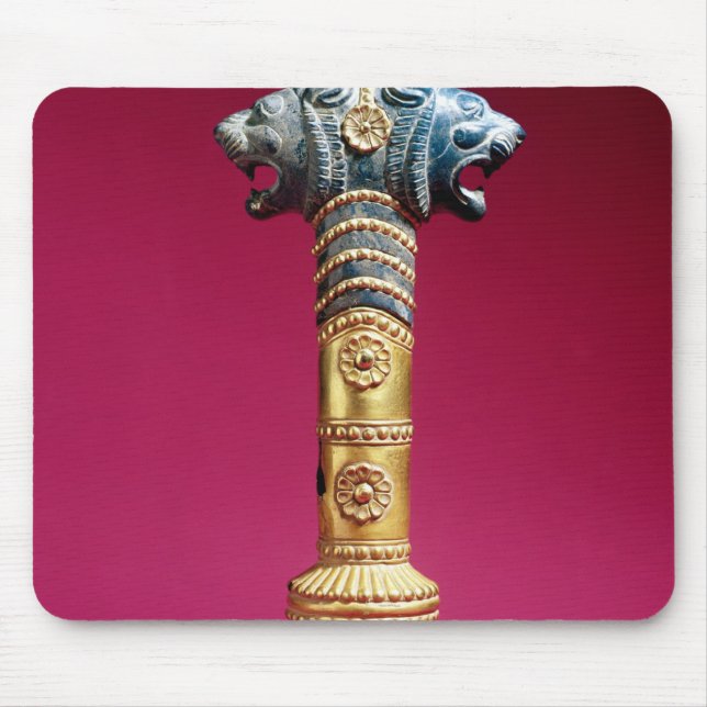 Zylinderförmiger Sockel, früher Achaemenian Mousepad (Vorne)